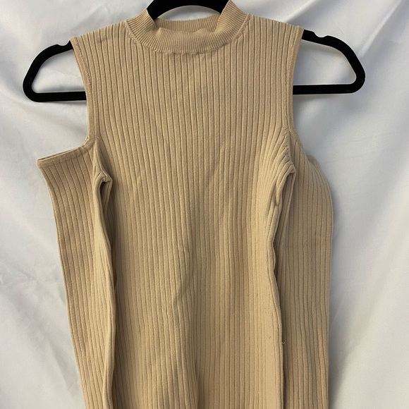 Caramel turtleneck with shoulder cut outs 🍪 - Picture 5 of 6